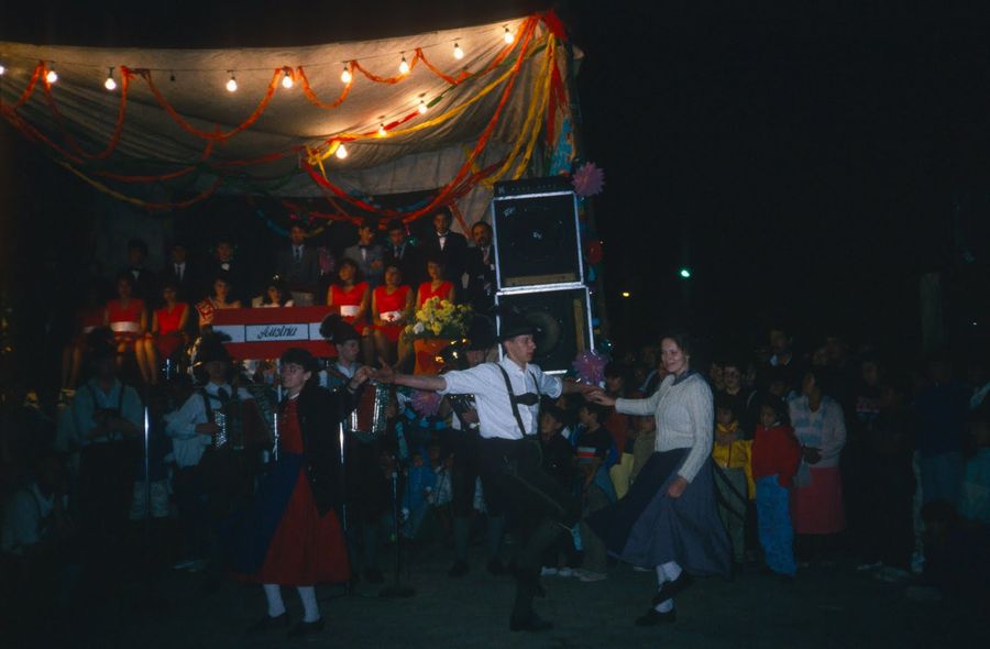 Ecuador 1990: Volkstanz-Auftritt am Abend vor Publikum