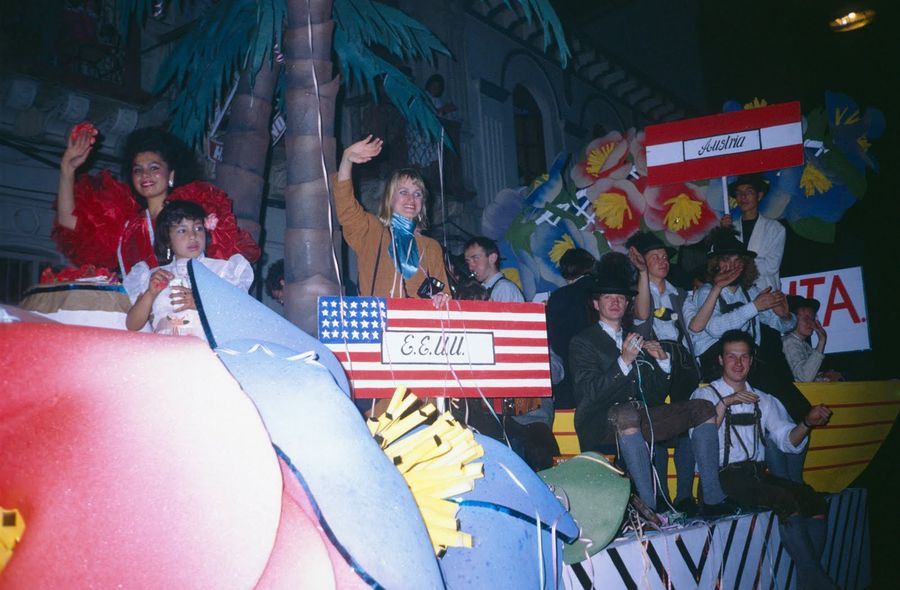 Ecuador 1990: Die Gruppe auf einem geschmückten Umzugswagen mit dem Schild „Austria“