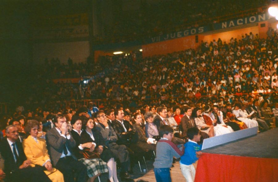 Ecuador 1990: Vollbesetzte Zuschauertribüne in einer Halle