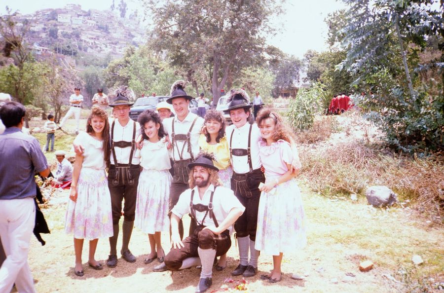 Ecuador 1990: Gruppenfoto im Freien, Plattler in Tracht mit jungen Frauen