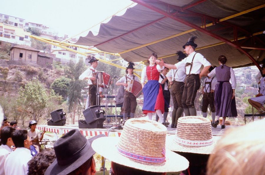 Ecuador 1990: Volkstanz mit Harmonikaspielern auf einer überdachten Bühne im Freien