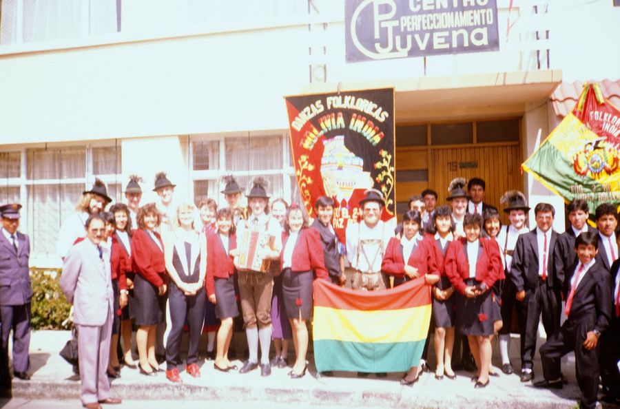 Ecuador 1990: Gruppenfoto mit einer anderen Tanzgruppe vor einem Gebäude