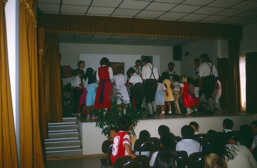 Ecuador 1990: Auftritt auf einer Saalbühne vor Kindern