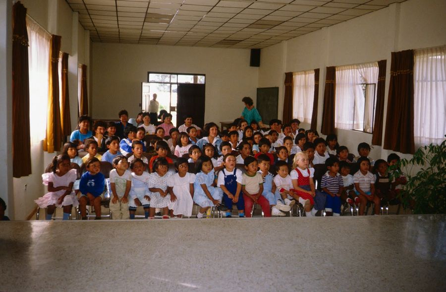 Ecuador 1990: Ein Saal voller Kinder als Publikum