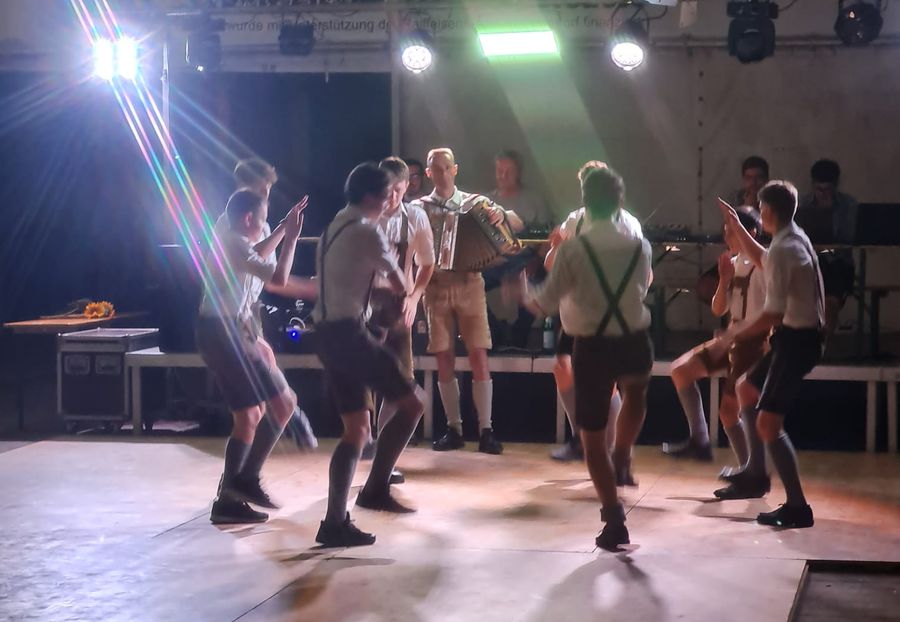 Auftritt auf einer beleuchteten Bühne mit Harmonikaspieler